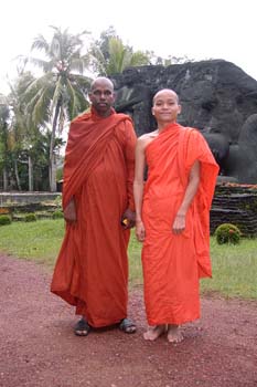 2004 December at Galviharaya - Dehiwala with nayaka thero and laos monk (1)