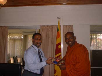 2006.01.03 - Giving my credential book to new High commisioner at Nairobi in Kenya