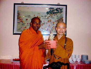 2005.10.02 offered  a Buddha's statue to the new Head abbot of Fo Guang shan order