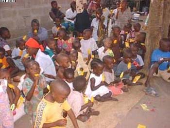 2004 - Giving food for orphans (2)