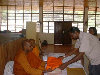 2004 - Katina ceremony at Buddhist temple D (2)