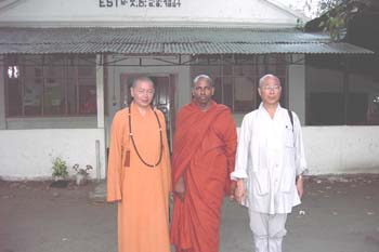 2004 master Hui lee and other monk at the temple