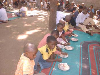 2005 Giving food for orphans in Tanzania (2)