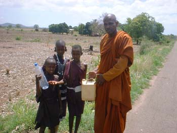 2005.12.23 - Bread and water giving to Masai and other children at Mikumi in Tanzania (1)