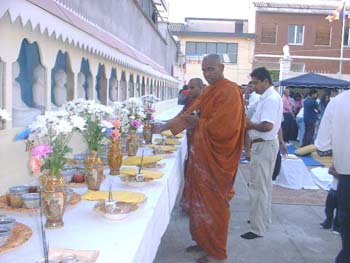 2004.06.08 at Lankarama temple at Milan in Italy (2)